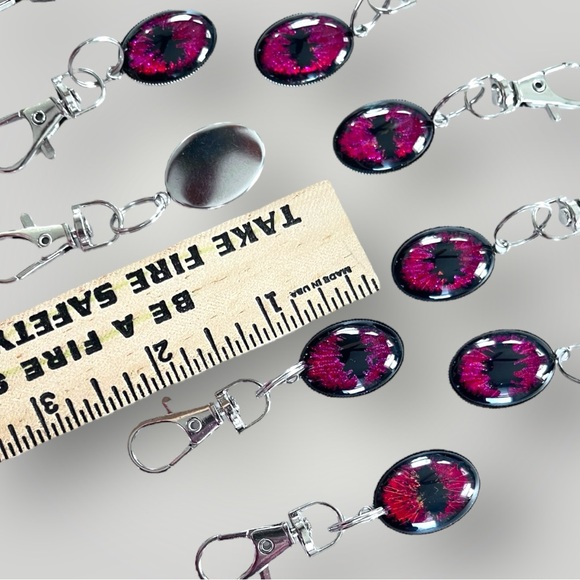 𝑯𝒂𝒏𝒅𝒎𝒂𝒅𝒆 Red/Fuchsia Dragon Eye Keychain w/Gift Bag - Picture 6 of 7